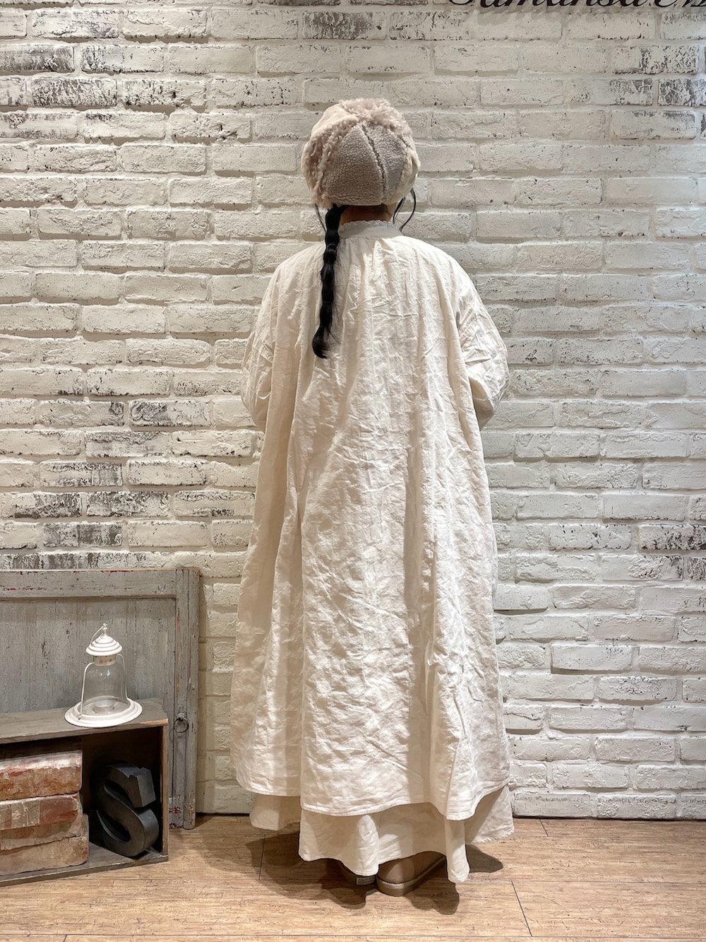 ホワイト系のTシャツ/カットソー、ホワイト系のワンピース、ベージュ系のスカートを着用したレディースの冬コーディネートの3枚目の写真