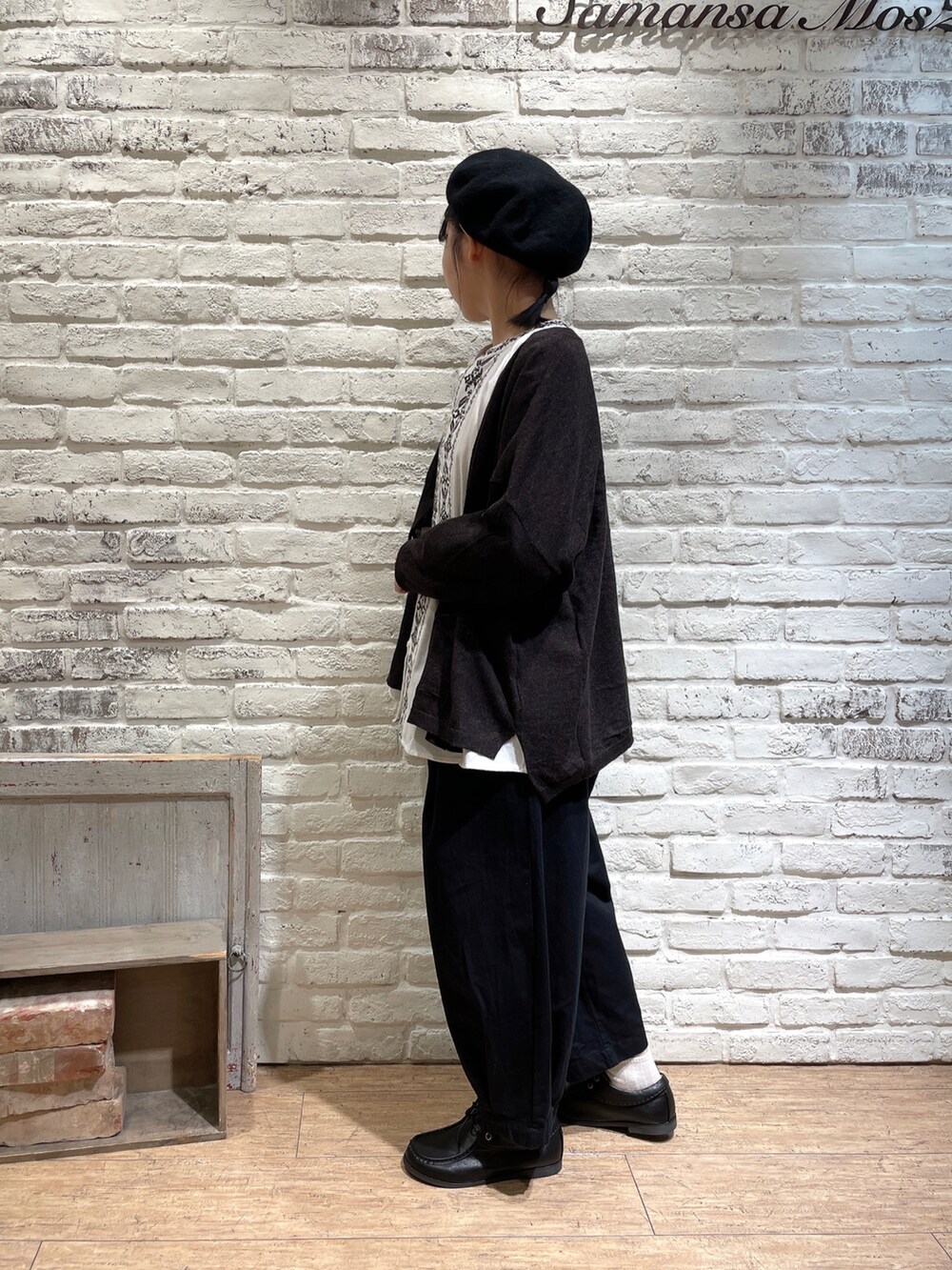 レッド系のショルダーバッグ、ブラック系のその他パンツ、ブラック系のその他シューズを着用したレディースの秋コーディネートの3枚目の写真