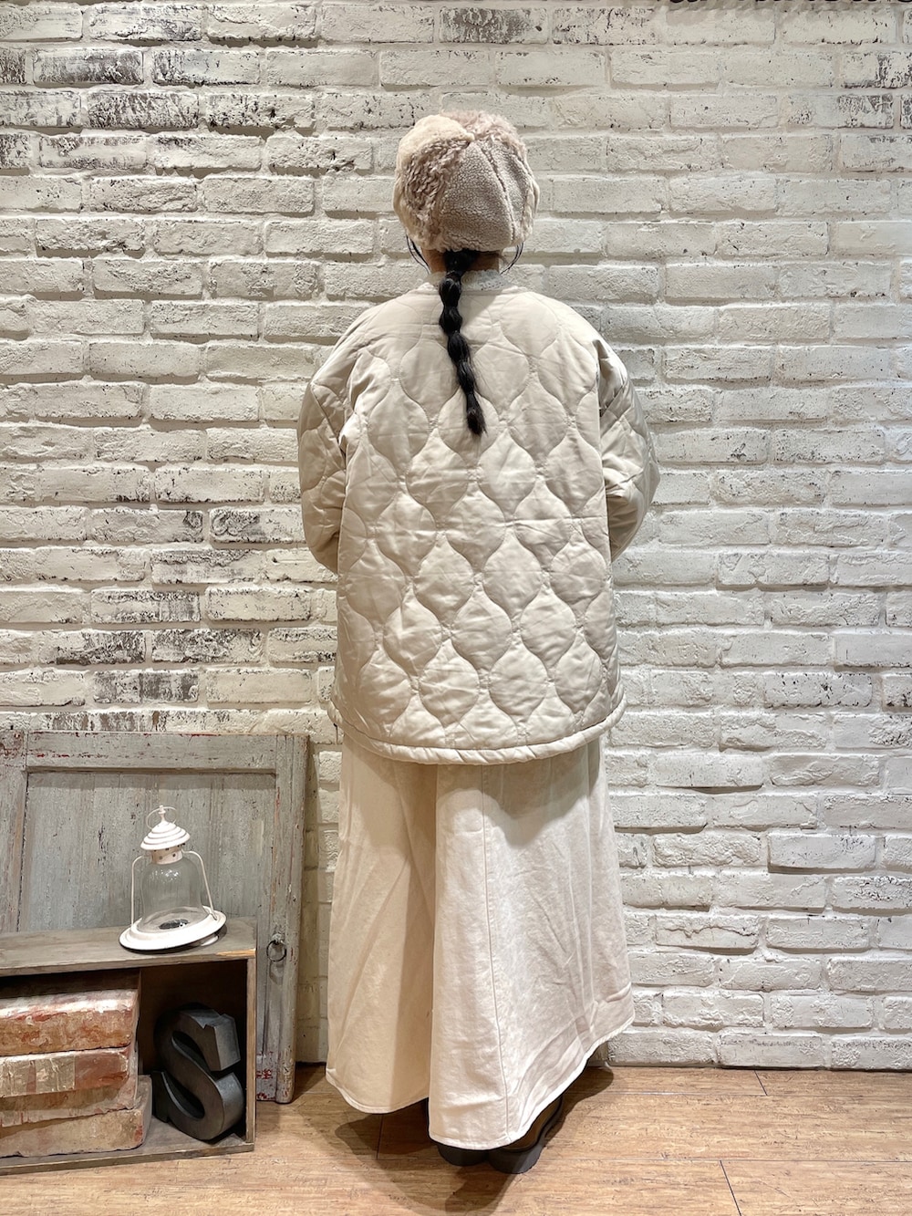 ベージュ系のブルゾン、ベージュ系のシャツ/ブラウス、ベージュ系のドレスシューズを着用したレディースの秋コーディネートの3枚目の写真