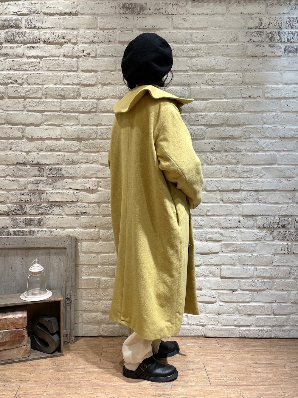 ホワイト系のニット/セーター、ベージュ系のニット/セーター、イエロー系のその他アウターを着用したレディースの秋コーディネートの2枚目の写真