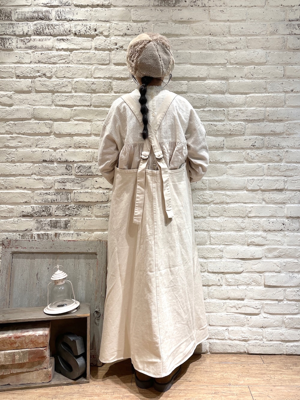 ベージュ系のブルゾン、ベージュ系のシャツ/ブラウス、ベージュ系のドレスシューズを着用したレディースの秋コーディネートの5枚目の写真