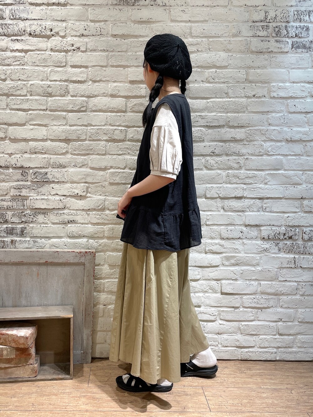 ホワイト系のシャツ/ブラウス、ベージュ系のTシャツ/カットソー、ベージュ系のその他パンツを着用したレディースの夏コーディネートの2枚目の写真