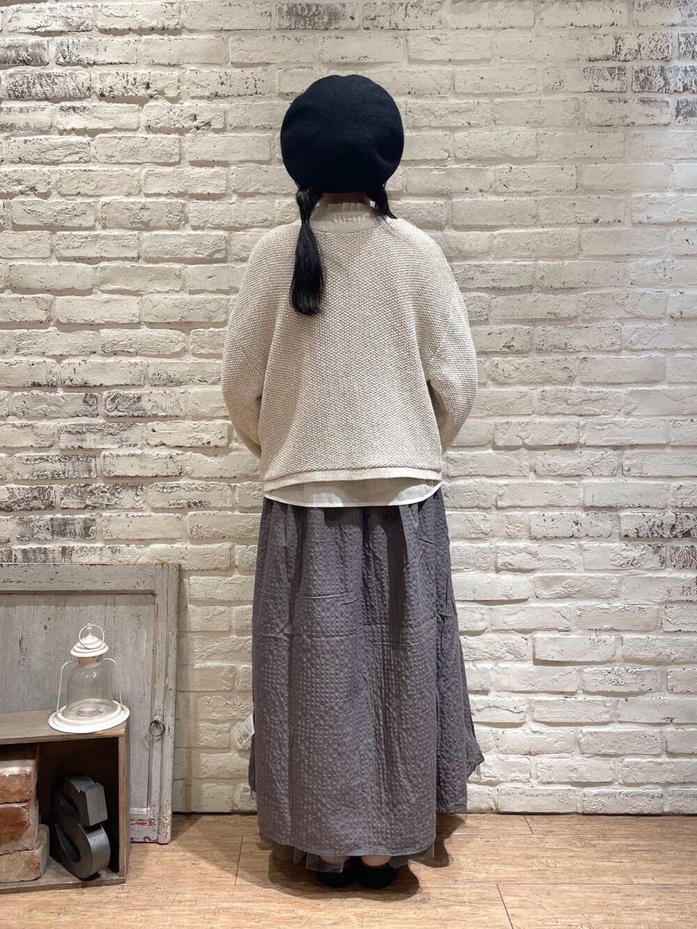 ホワイト系のシャツ/ブラウス、ホワイト系のノーカラージャケット、ブルー系のスカートを着用したレディースの秋コーディネートの3枚目の写真