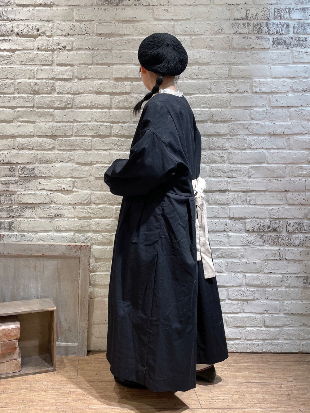 ホワイト系のその他アウター、ブラック系のドレスシューズ、ブルー系のその他パンツを着用したレディースの春コーディネートの2枚目の写真