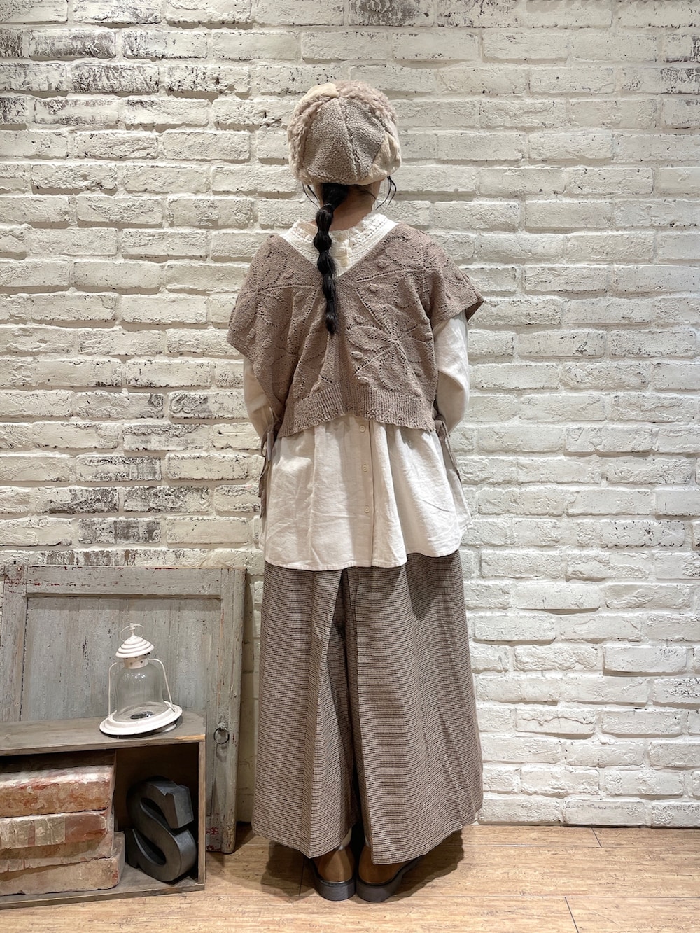 ベージュ系のシャツ/ブラウス、ホワイト系のベスト、ブラウン系のその他パンツを着用したレディースの秋コーディネートの3枚目の写真