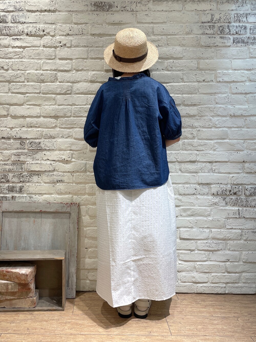 グリーン系のTシャツ/カットソー、ブルー系のシャツ/ブラウス、ホワイト系のワンピースを着用したレディースの夏コーディネートの3枚目の写真