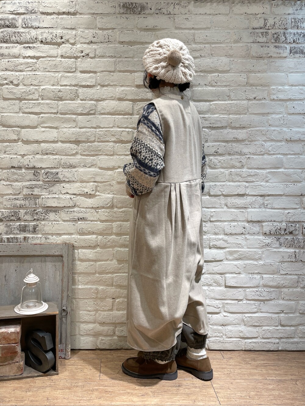 ホワイト系のシャツ/ブラウス、ベージュ系のニット/セーター、ベージュ系のワンピースを着用したレディースの冬コーディネートの2枚目の写真