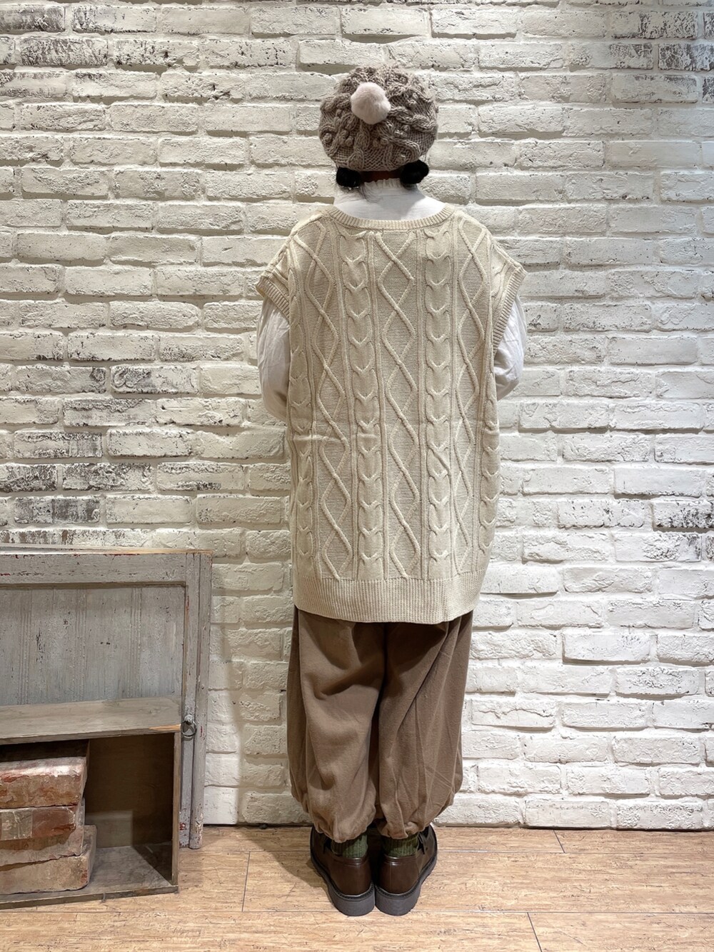 ブルー系のシャツ/ブラウス、ホワイト系のベスト、ブラウン系のトートバッグを着用したレディースの秋コーディネートの3枚目の写真