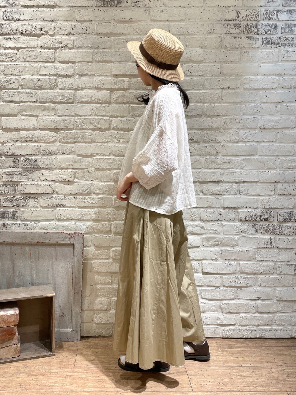 ホワイト系のシャツ/ブラウス、ホワイト系のTシャツ/カットソー、ホワイト系のハンドバッグを着用したレディースの春コーディネートの2枚目の写真