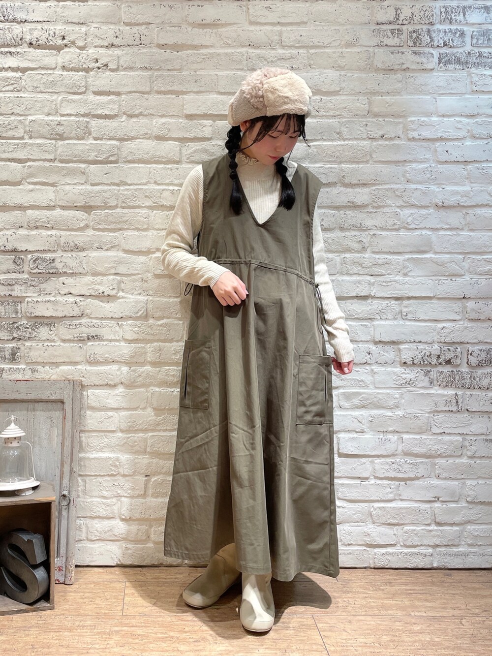 ホワイト系のカーディガン/ボレロ、ホワイト系のニット/セーター、グリーン系のワンピースを着用したレディースの秋コーディネートの5枚目の写真