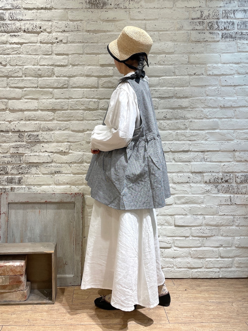 ブラック系のベスト、ホワイト系のシャツ/ブラウス、ブラック系のハンドバッグを着用したレディースの春コーディネートの2枚目の写真