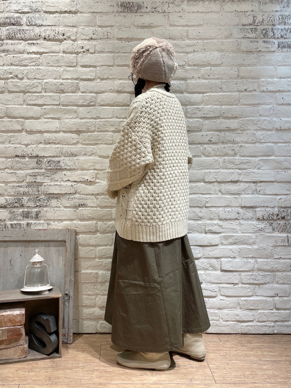 ホワイト系のカーディガン/ボレロ、ホワイト系のニット/セーター、グリーン系のワンピースを着用したレディースの秋コーディネートの2枚目の写真