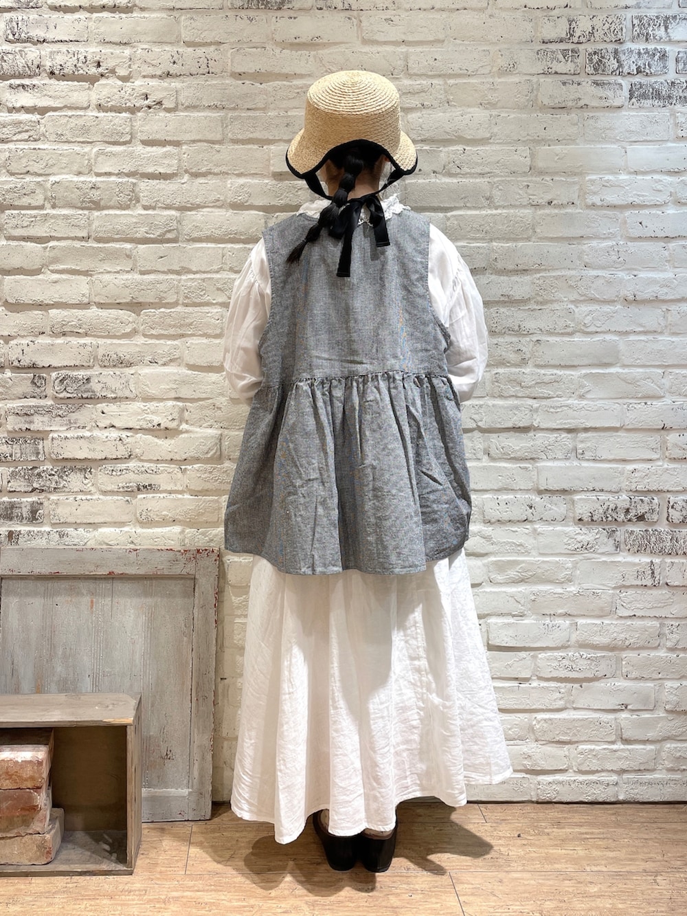 ブラック系のベスト、ホワイト系のシャツ/ブラウス、ブラック系のハンドバッグを着用したレディースの春コーディネートの3枚目の写真