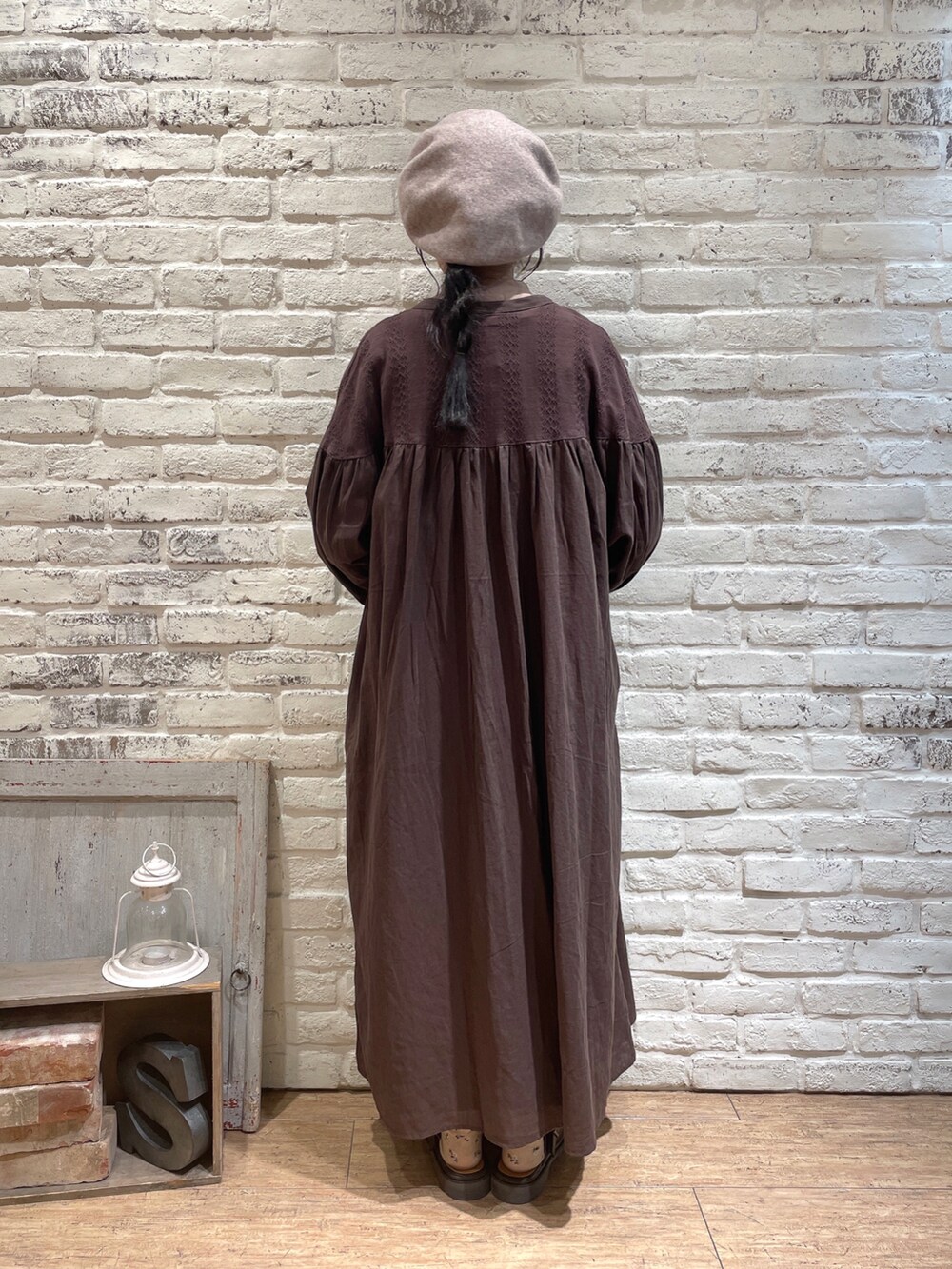 ブラウン系のワンピース、グレー系のワンピース、ブラック系のサンダルを着用したレディースの秋コーディネートの3枚目の写真