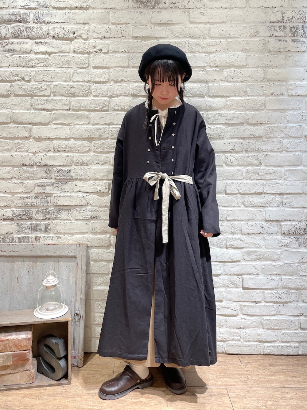 ブラック系のその他アウター、ホワイト系のシャツ/ブラウス、ベージュ系のその他パンツを着用したレディースの秋コーディネートの4枚目の写真