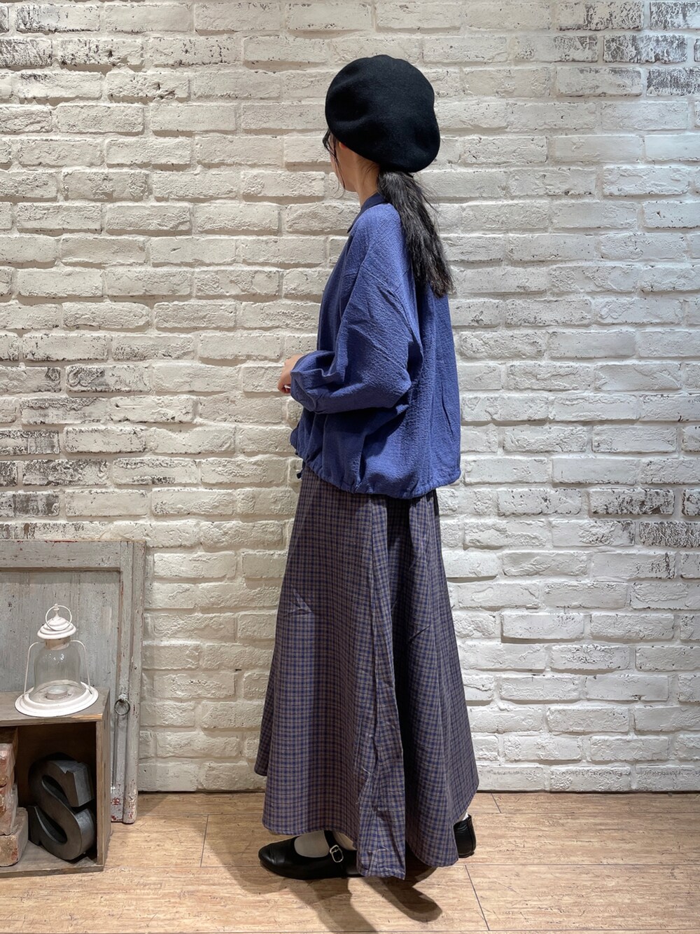 ブルー系のシャツ/ブラウス、ブラック系のハンドバッグ、ブルー系のスカートを着用したレディースの秋コーディネートの3枚目の写真