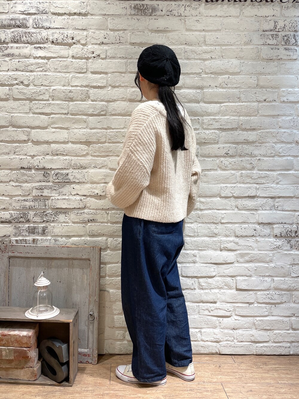 ブルー系のデニムパンツ、ブラック系のハット、その他のその他を着用したレディースの冬コーディネートの2枚目の写真