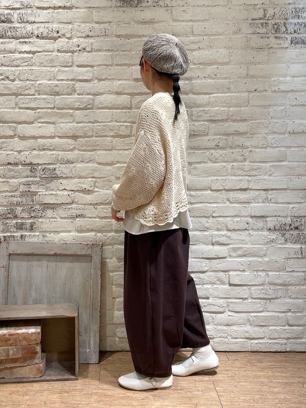 ホワイト系のカーディガン/ボレロ、ホワイト系のシャツ/ブラウス、ホワイト系のハンドバッグを着用したレディースの春コーディネートの3枚目の写真