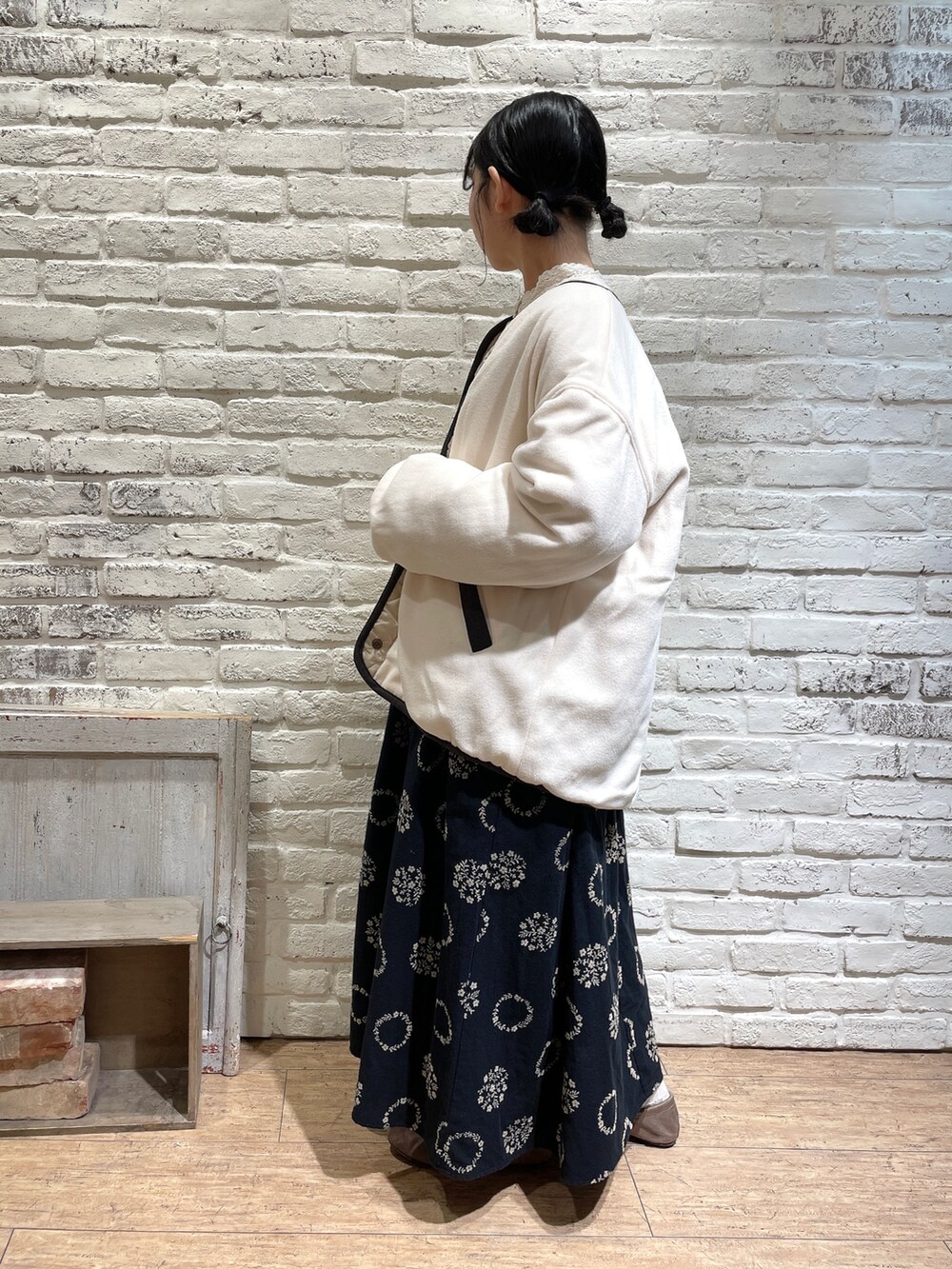 ホワイト系のシャツ/ブラウス、ホワイト系のブルゾン、ブラック系のワンピースを着用したレディースの秋コーディネートの3枚目の写真