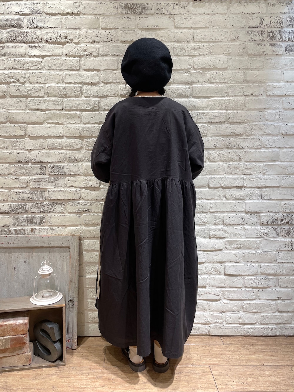 ブラック系のその他アウター、ホワイト系のシャツ/ブラウス、ベージュ系のその他パンツを着用したレディースの秋コーディネートの3枚目の写真