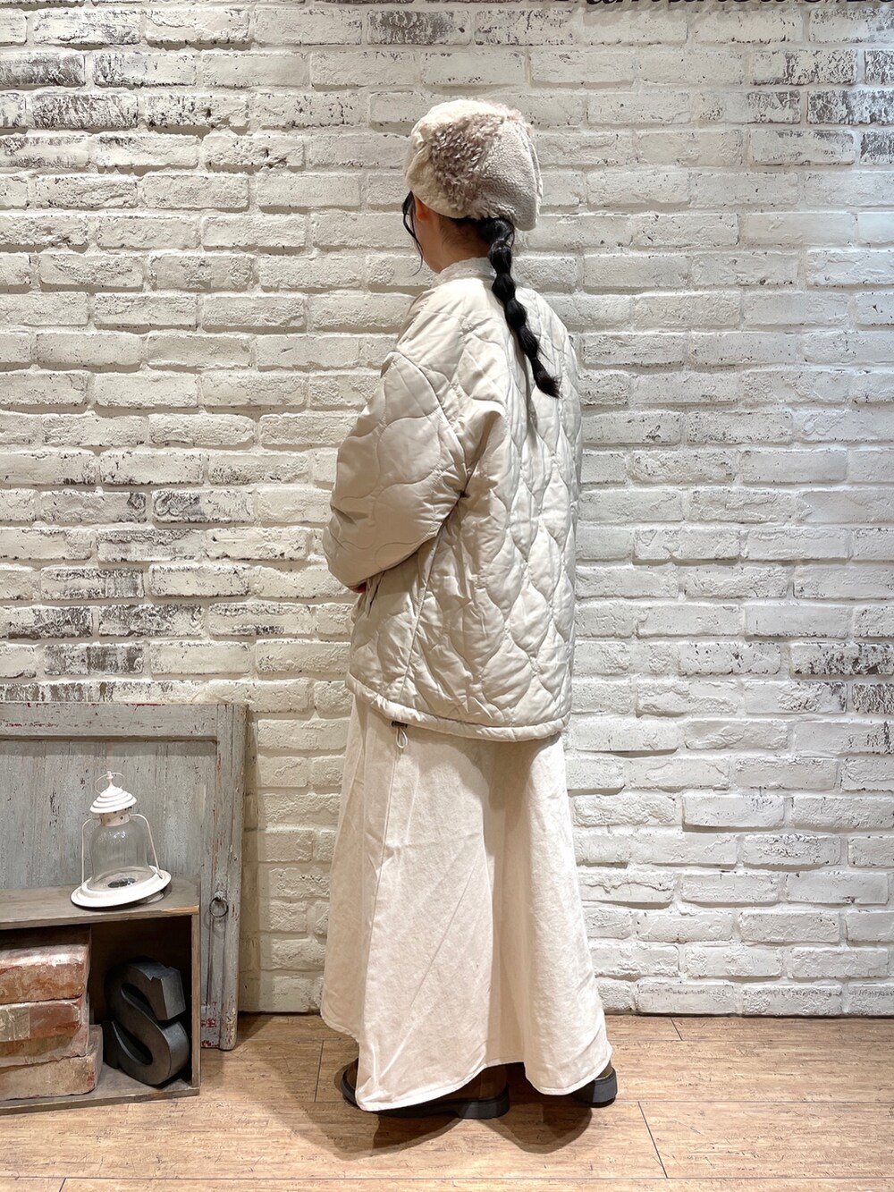 ベージュ系のブルゾン、ベージュ系のシャツ/ブラウス、ベージュ系のドレスシューズを着用したレディースの秋コーディネートの2枚目の写真