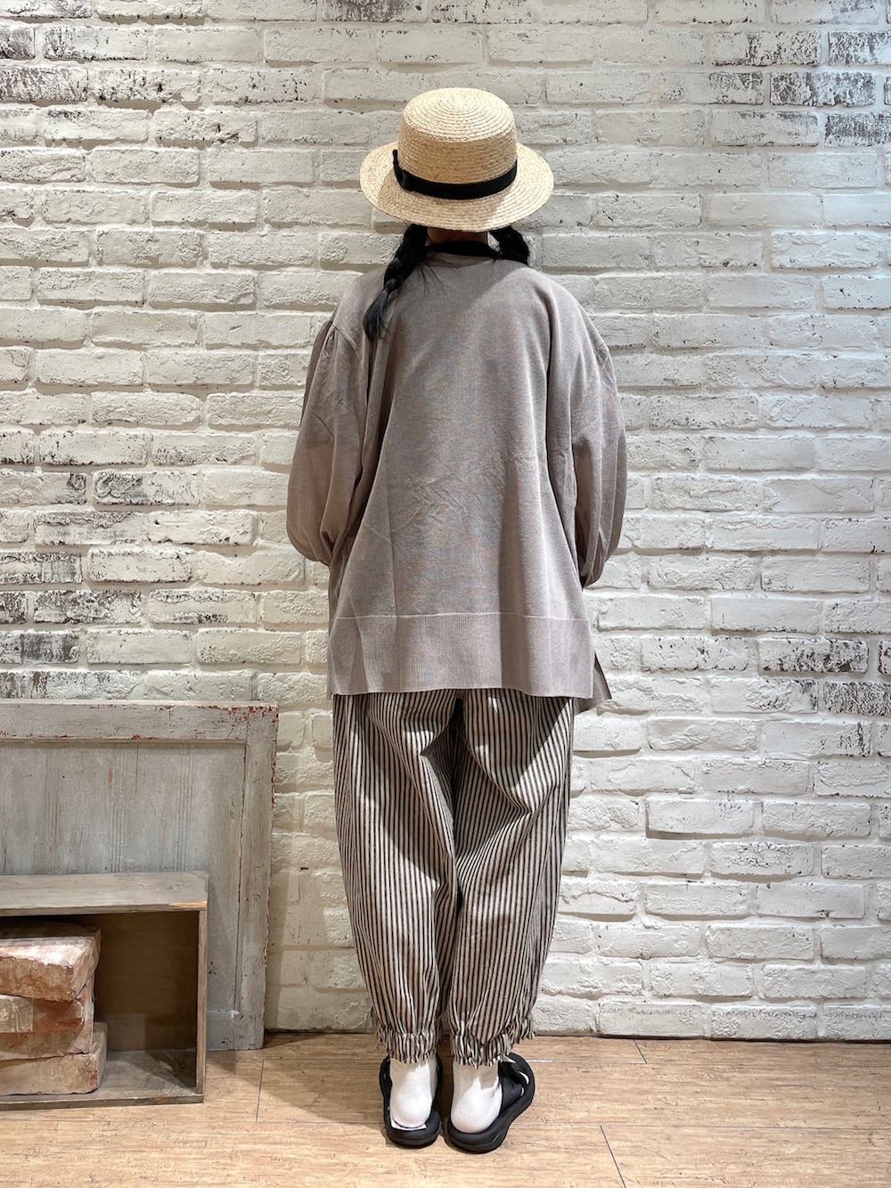 ブラウン系のカーディガン/ボレロ、グレー系のシャツ/ブラウス、ベージュ系のその他パンツを着用したレディースの夏コーディネートの3枚目の写真