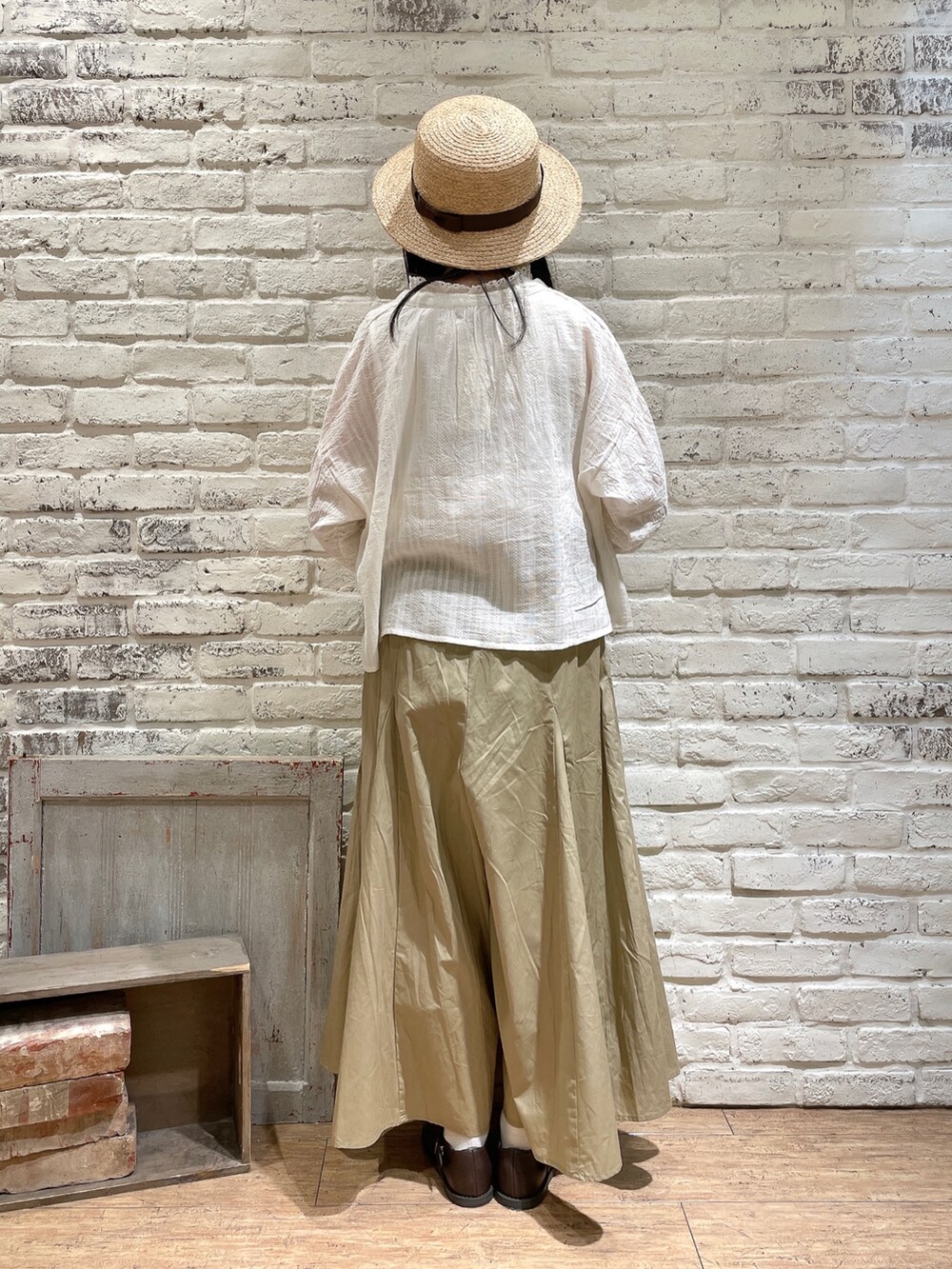 ホワイト系のシャツ/ブラウス、ホワイト系のTシャツ/カットソー、ホワイト系のハンドバッグを着用したレディースの春コーディネートの3枚目の写真