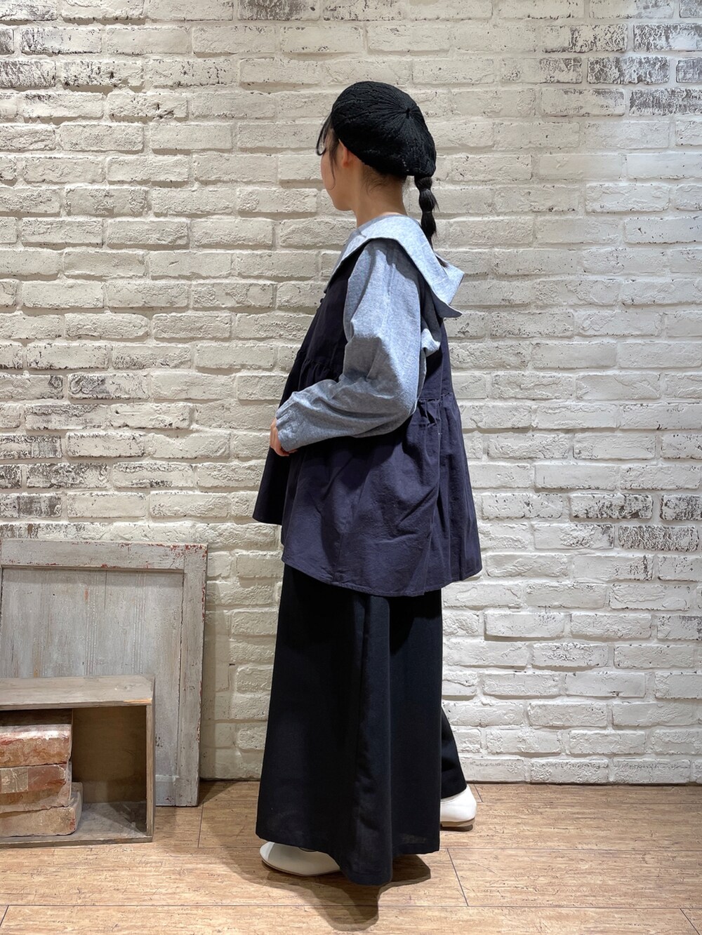 ブルー系のシャツ/ブラウス、ブルー系のベスト、ブラック系のハンドバッグを着用したレディースの春コーディネートの3枚目の写真