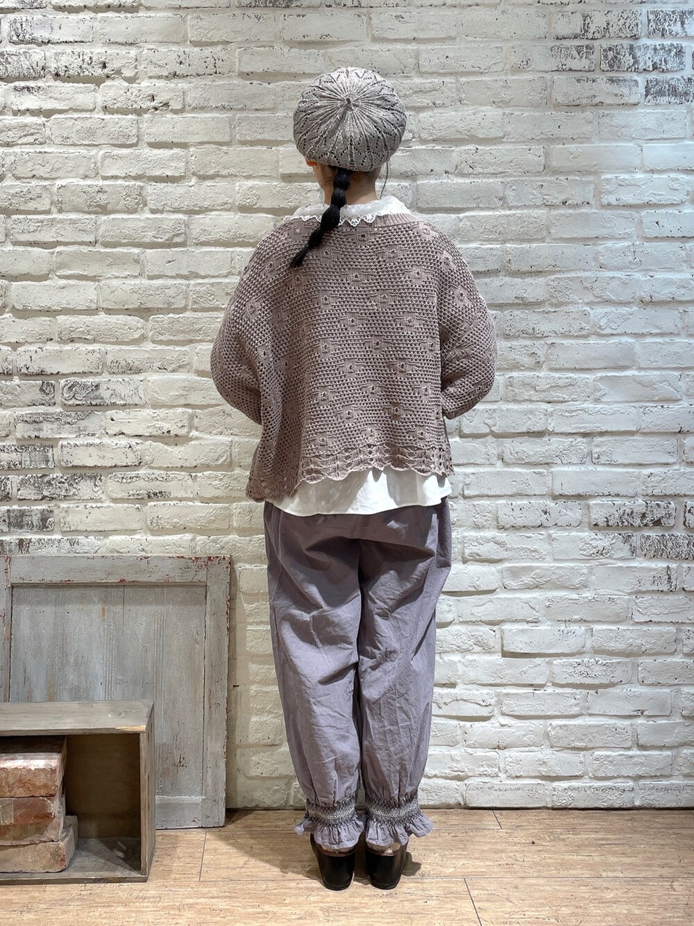 ホワイト系のシャツ/ブラウス、ブラウン系のカーディガン/ボレロ、グレー系のその他パンツを着用したレディースの春コーディネートの3枚目の写真
