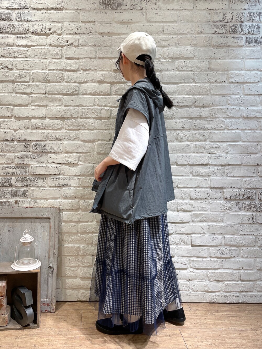 ホワイト系のTシャツ/カットソー、ブルー系のブルゾン、ブルー系のスカートを着用したレディースの秋コーディネートの2枚目の写真