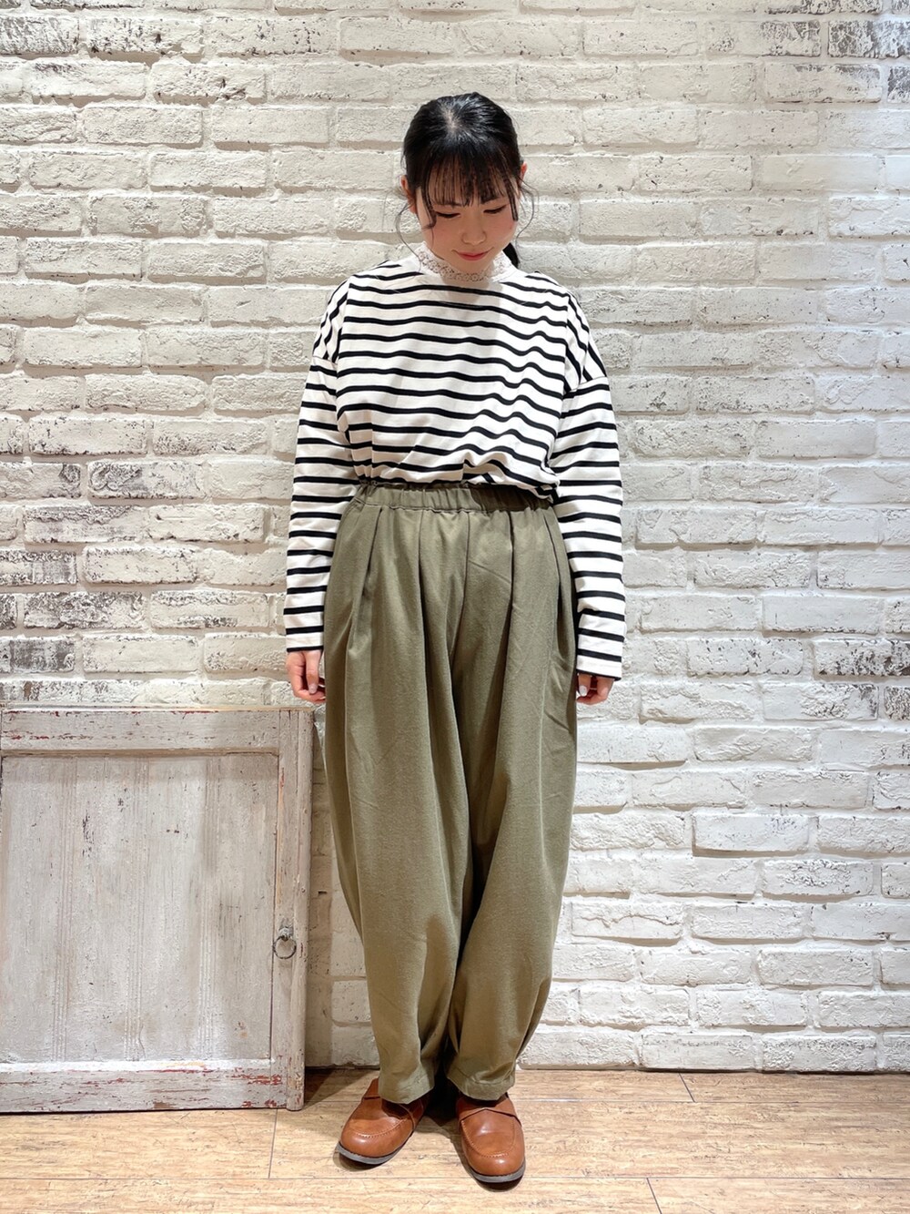 ブルー系のシャツ/ブラウス、ホワイト系のTシャツ/カットソー、グリーン系のノーカラージャケットを着用したレディースの冬コーディネートの4枚目の写真