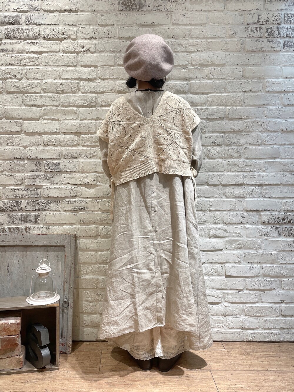 ホワイト系のベスト、ブラウン系のその他パンツ、ブラウン系のパンプスを着用したレディースの秋コーディネートの4枚目の写真