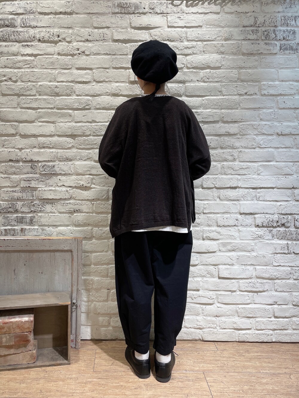 レッド系のショルダーバッグ、ブラック系のその他パンツ、ブラック系のその他シューズを着用したレディースの秋コーディネートの4枚目の写真