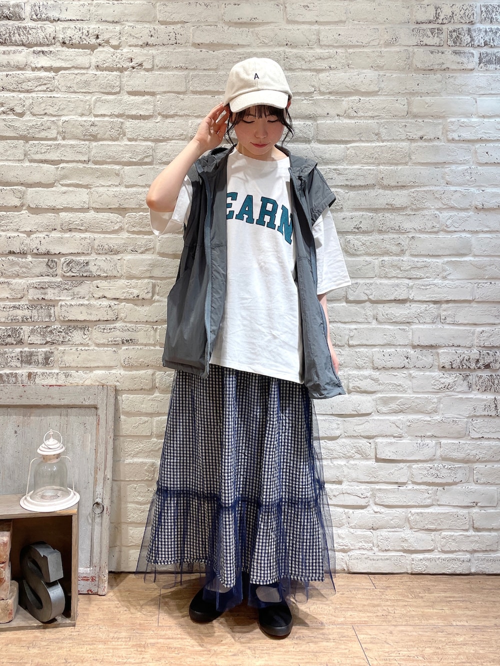 ホワイト系のTシャツ/カットソー、ブルー系のブルゾン、ブルー系のスカートを着用したレディースの秋コーディネートの4枚目の写真