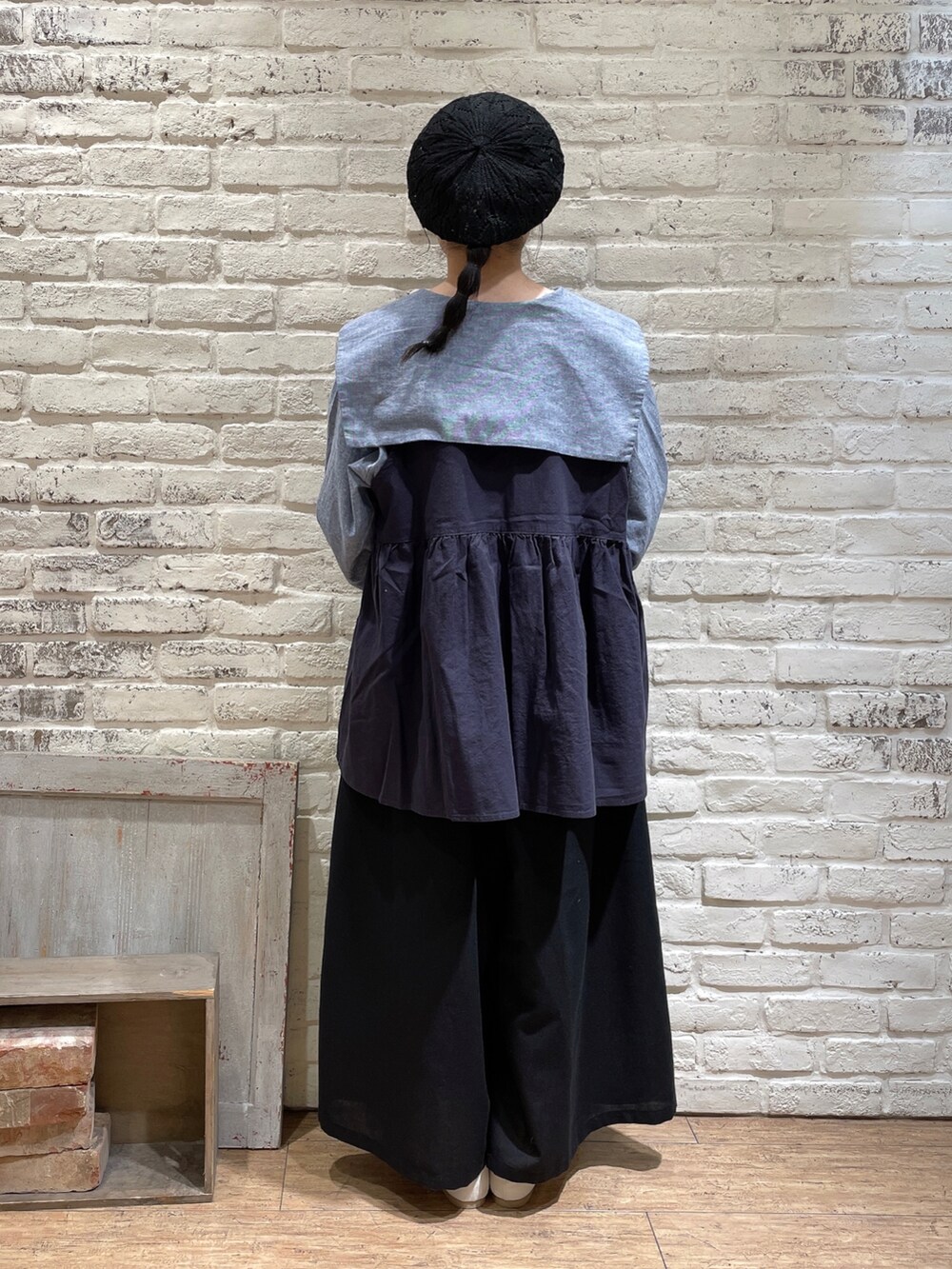 ブルー系のシャツ/ブラウス、ブルー系のベスト、ブラック系のハンドバッグを着用したレディースの春コーディネートの4枚目の写真