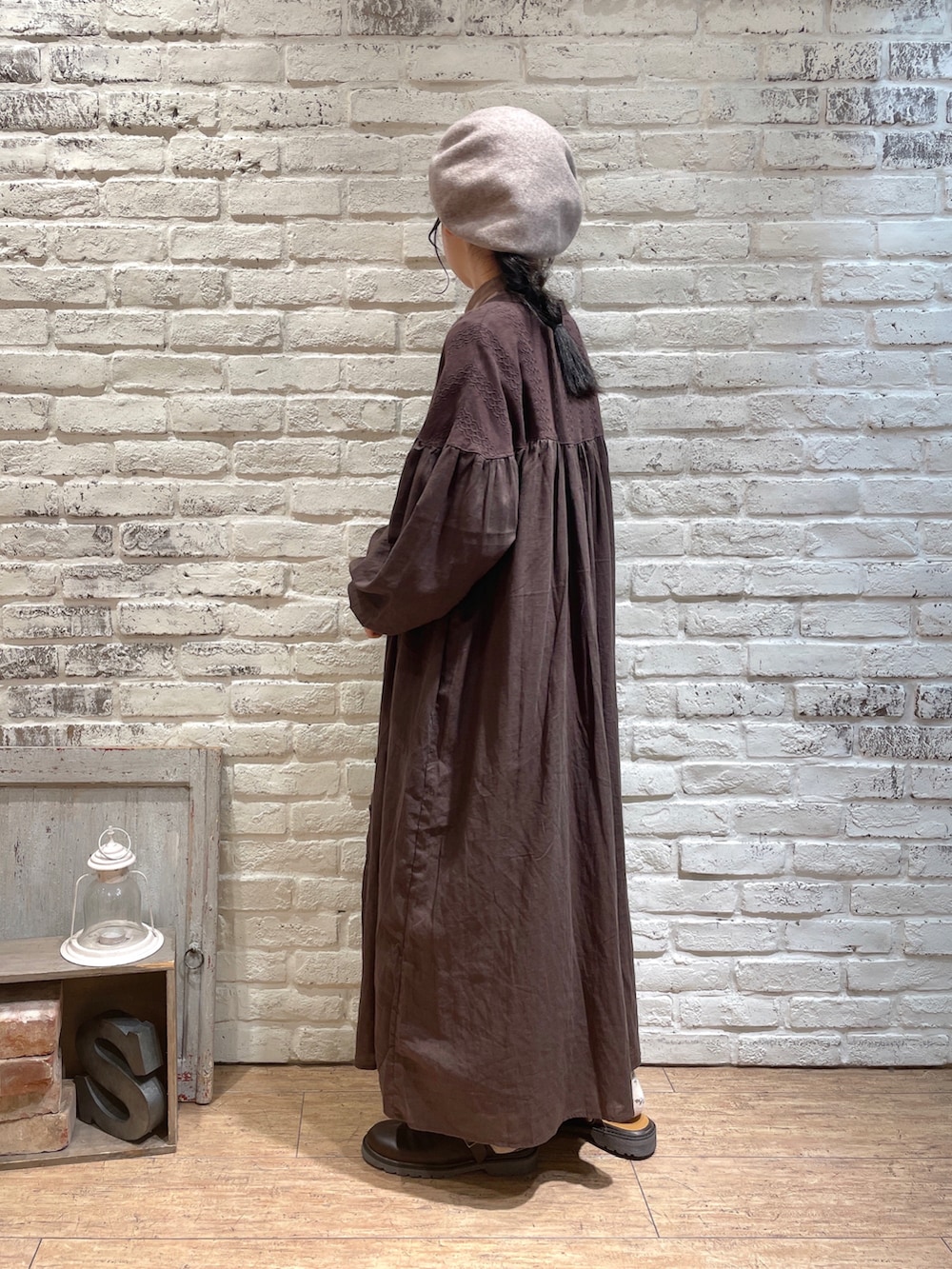 ブラウン系のワンピース、グレー系のワンピース、ブラック系のサンダルを着用したレディースの秋コーディネートの2枚目の写真