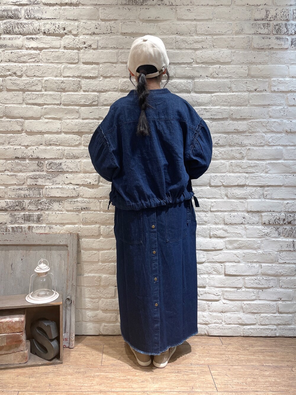 ブルー系のノーカラージャケット、ブルー系のシャツ/ブラウス、ブルー系のワンピースを着用したレディースの秋コーディネートの3枚目の写真