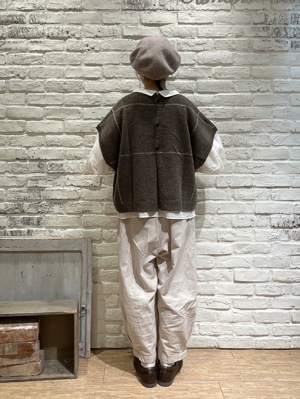 ホワイト系のシャツ/ブラウス、ブラウン系のベスト、ホワイト系のその他パンツを着用したレディースの秋コーディネートの4枚目の写真