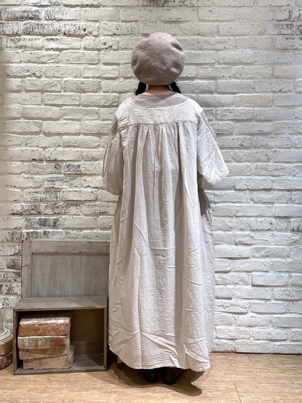 ブラック系のドレスシューズ、ホワイト系のワンピース、ベージュ系のワンピースを着用したレディースの夏コーディネートの3枚目の写真