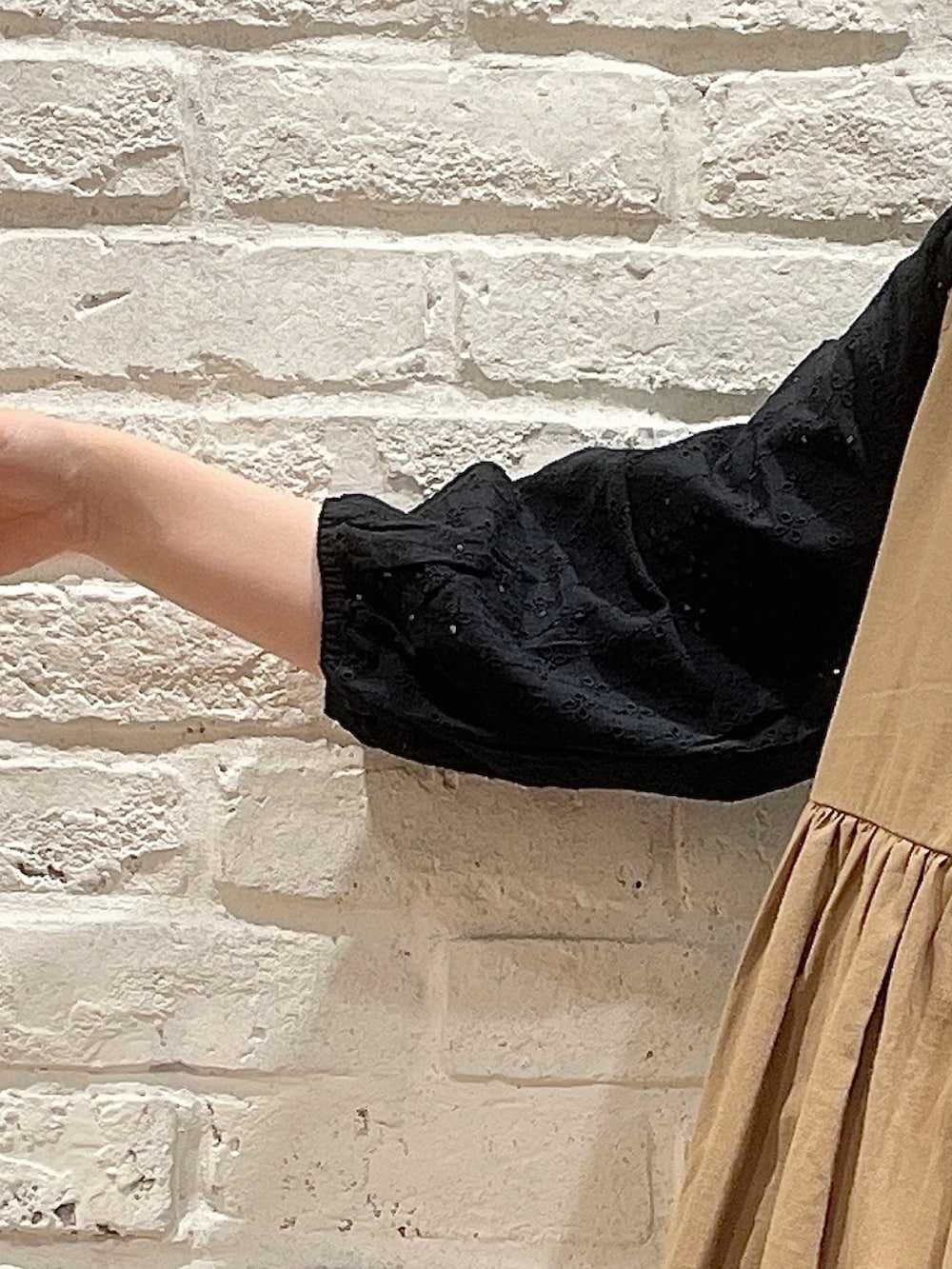 ベージュ系のワンピース、ブラック系のシャツ/ブラウス、ブラック系のその他シューズを着用したレディースの夏コーディネートの2枚目の写真