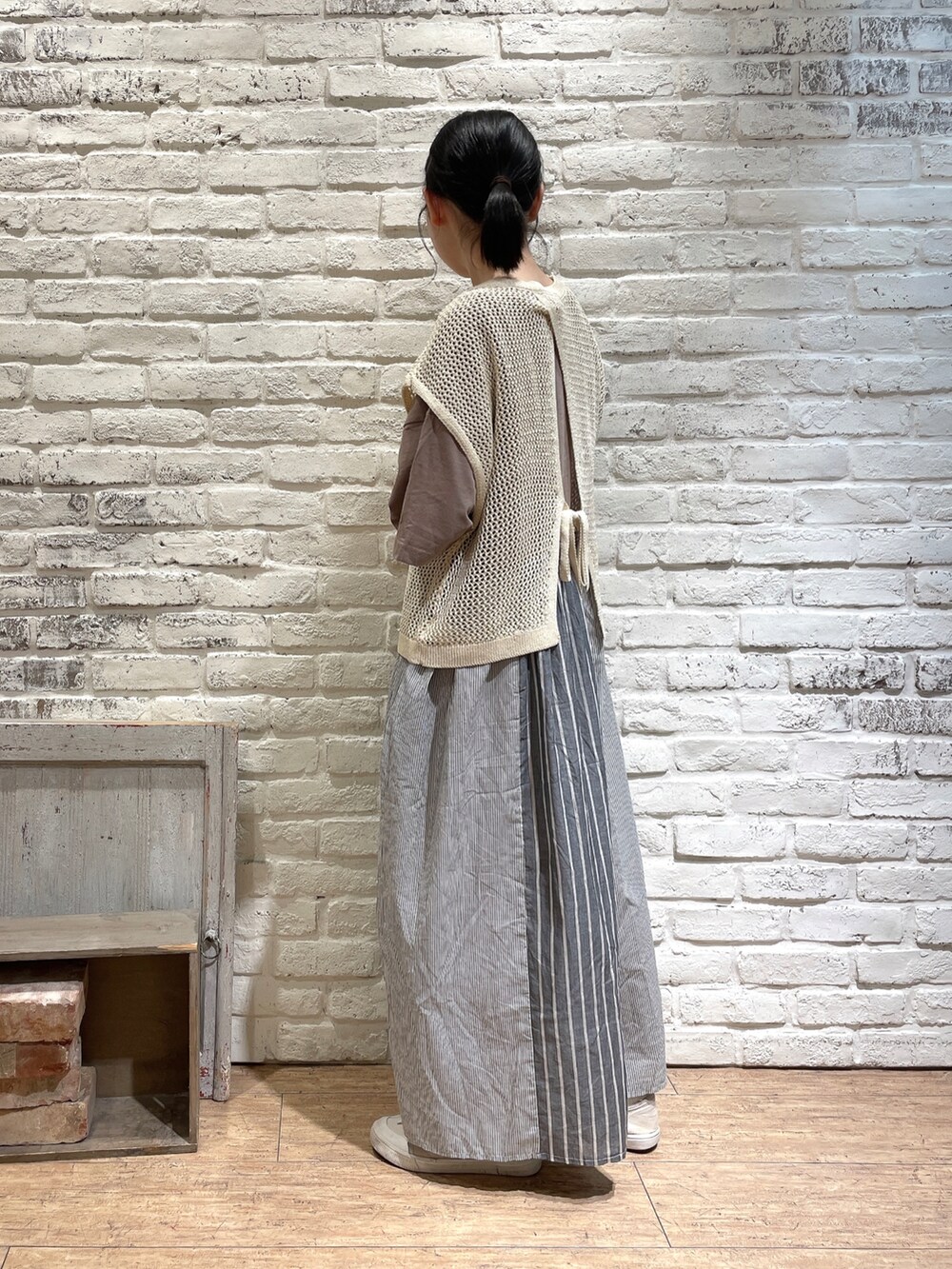 ホワイト系のベスト、ブラウン系のワンピース、その他のその他を着用したレディースの夏コーディネートの2枚目の写真