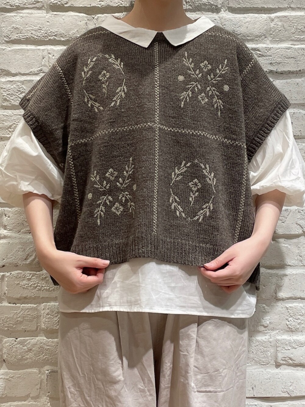 ホワイト系のシャツ/ブラウス、ブラウン系のベスト、ホワイト系のその他パンツを着用したレディースの秋コーディネートの2枚目の写真