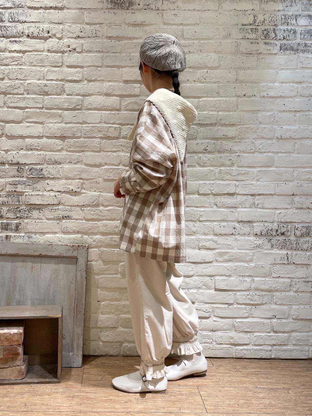 ベージュ系のシャツ/ブラウス、ホワイト系のその他パンツ、ホワイト系のドレスシューズを着用したレディースの春コーディネートの2枚目の写真