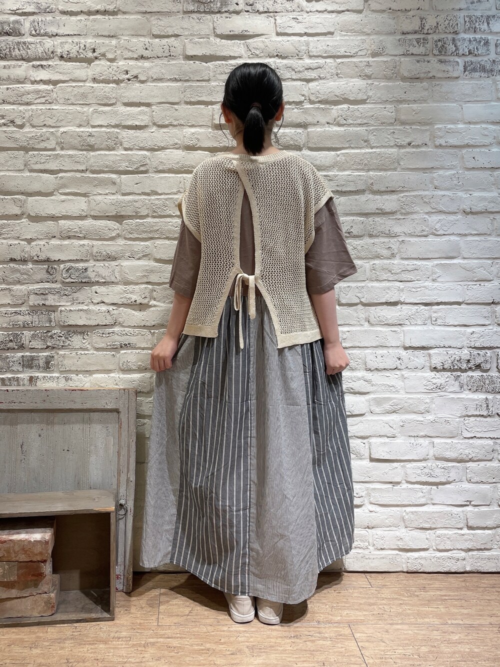 ホワイト系のベスト、ブラウン系のワンピース、その他のその他を着用したレディースの夏コーディネートの3枚目の写真