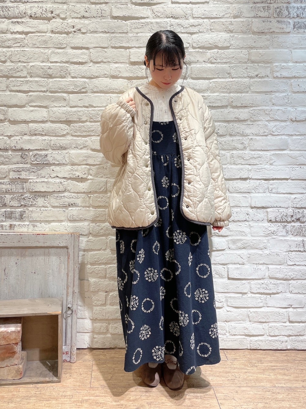 ホワイト系のシャツ/ブラウス、ホワイト系のブルゾン、ブラック系のワンピースを着用したレディースの秋コーディネートの2枚目の写真