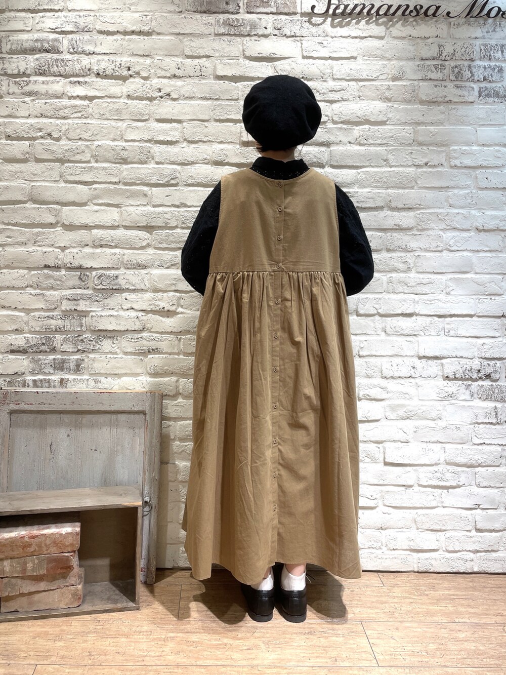 ベージュ系のワンピース、ブラック系のシャツ/ブラウス、ブラック系のその他シューズを着用したレディースの夏コーディネートの4枚目の写真