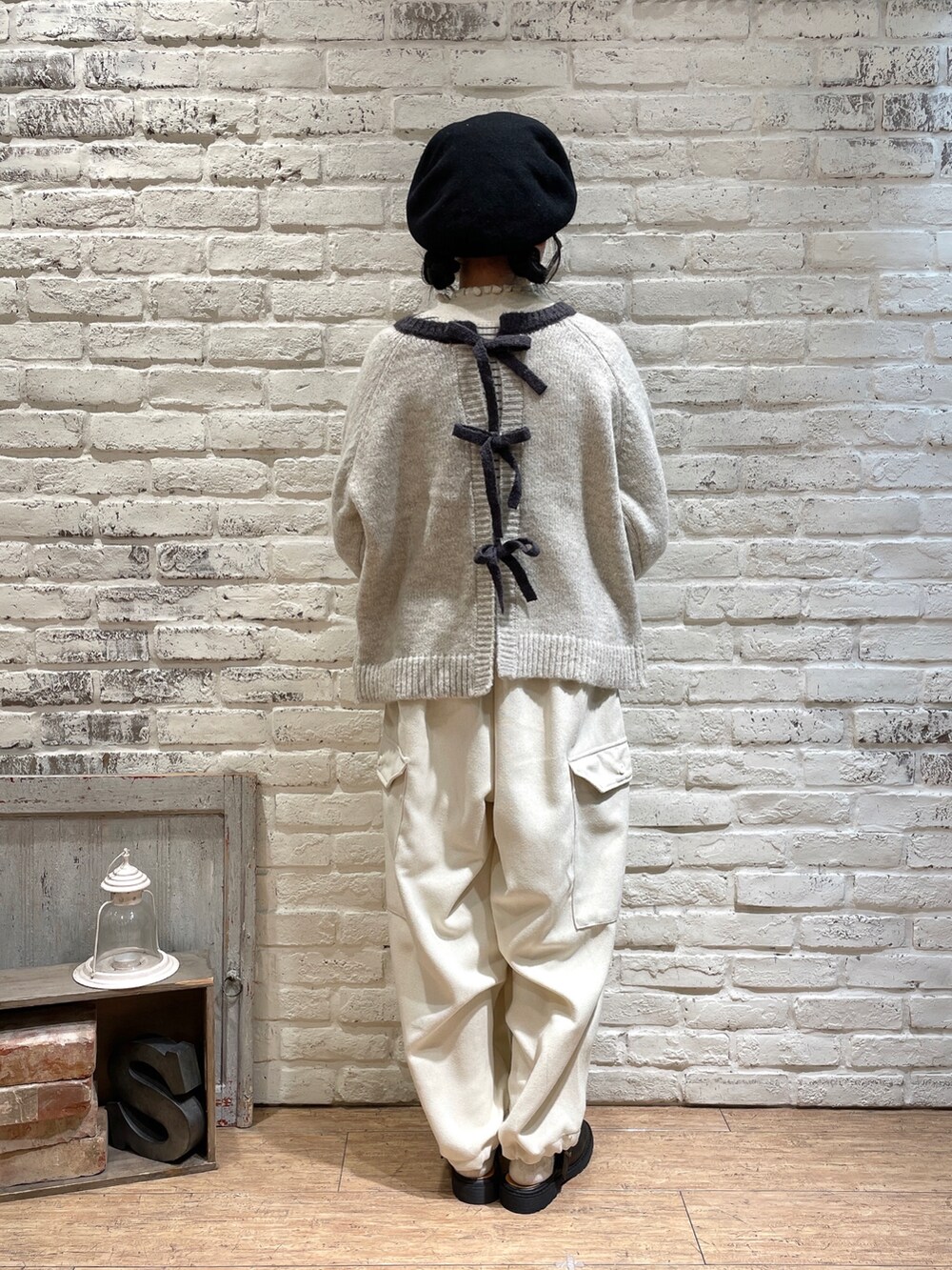 ベージュ系のカーディガン/ボレロ、ホワイト系のニット/セーター、ベージュ系のカーゴパンツを着用したレディースの秋コーディネートの3枚目の写真