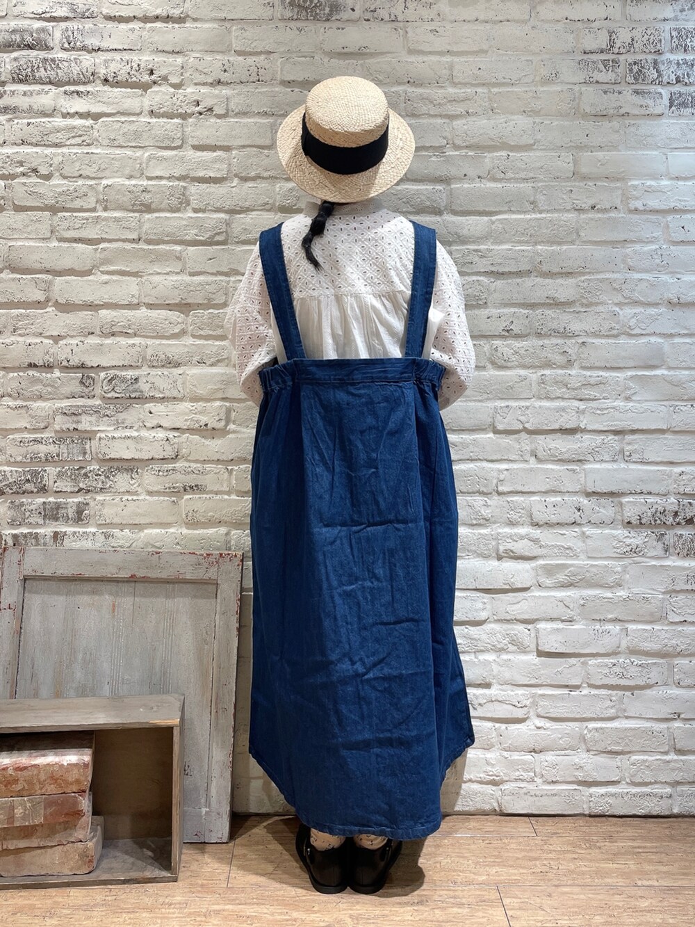 ホワイト系のチュニック、ブルー系のワンピース、ベージュ系のブルゾンを着用したレディースの春コーディネートの4枚目の写真