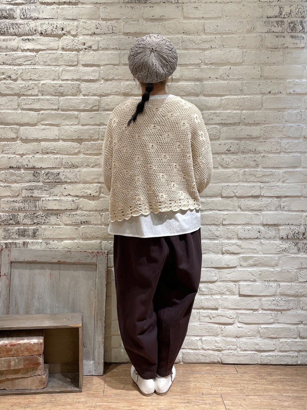 ホワイト系のカーディガン/ボレロ、ホワイト系のシャツ/ブラウス、ホワイト系のハンドバッグを着用したレディースの春コーディネートの4枚目の写真