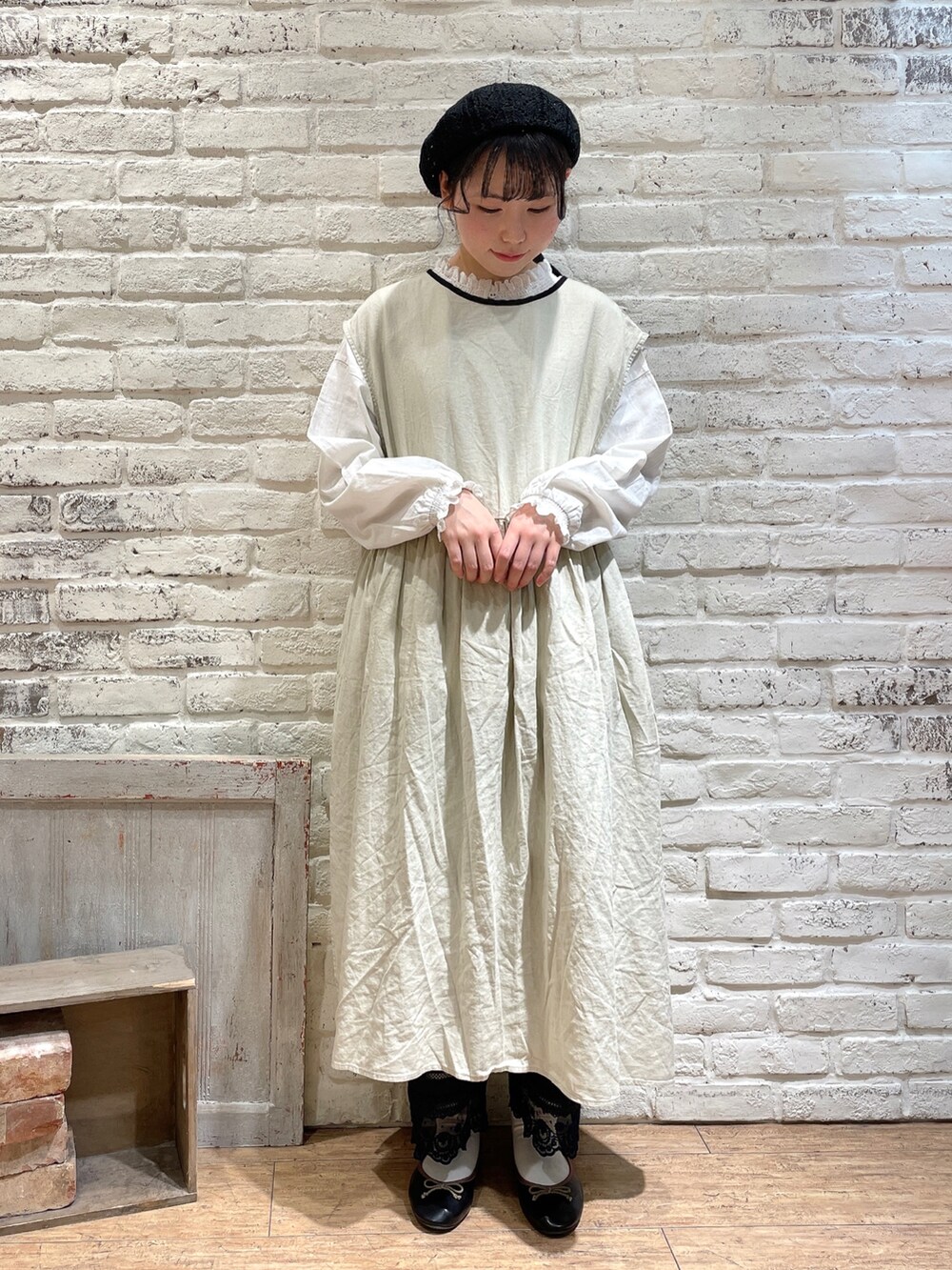 ホワイト系のその他アウター、ブラック系のドレスシューズ、ブルー系のその他パンツを着用したレディースの春コーディネートの4枚目の写真